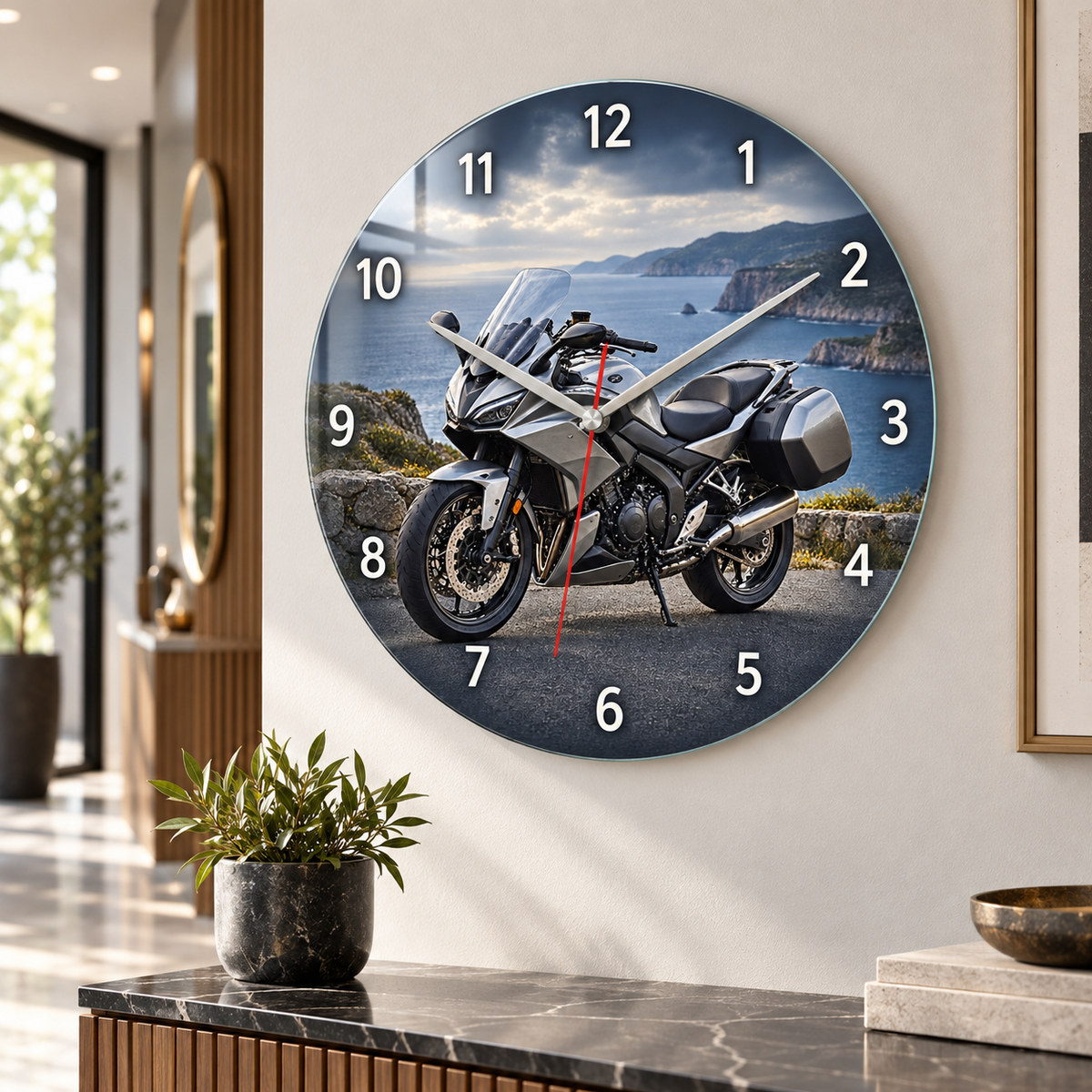 Gümüş touring motosiklet sahil manzaralı cam duvar saati alternatif premium mekan