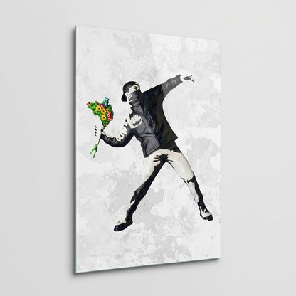 Banksy Çiçek Atan Siyah Beyaz Grafiti Sanatı Dikey Cam Tablo