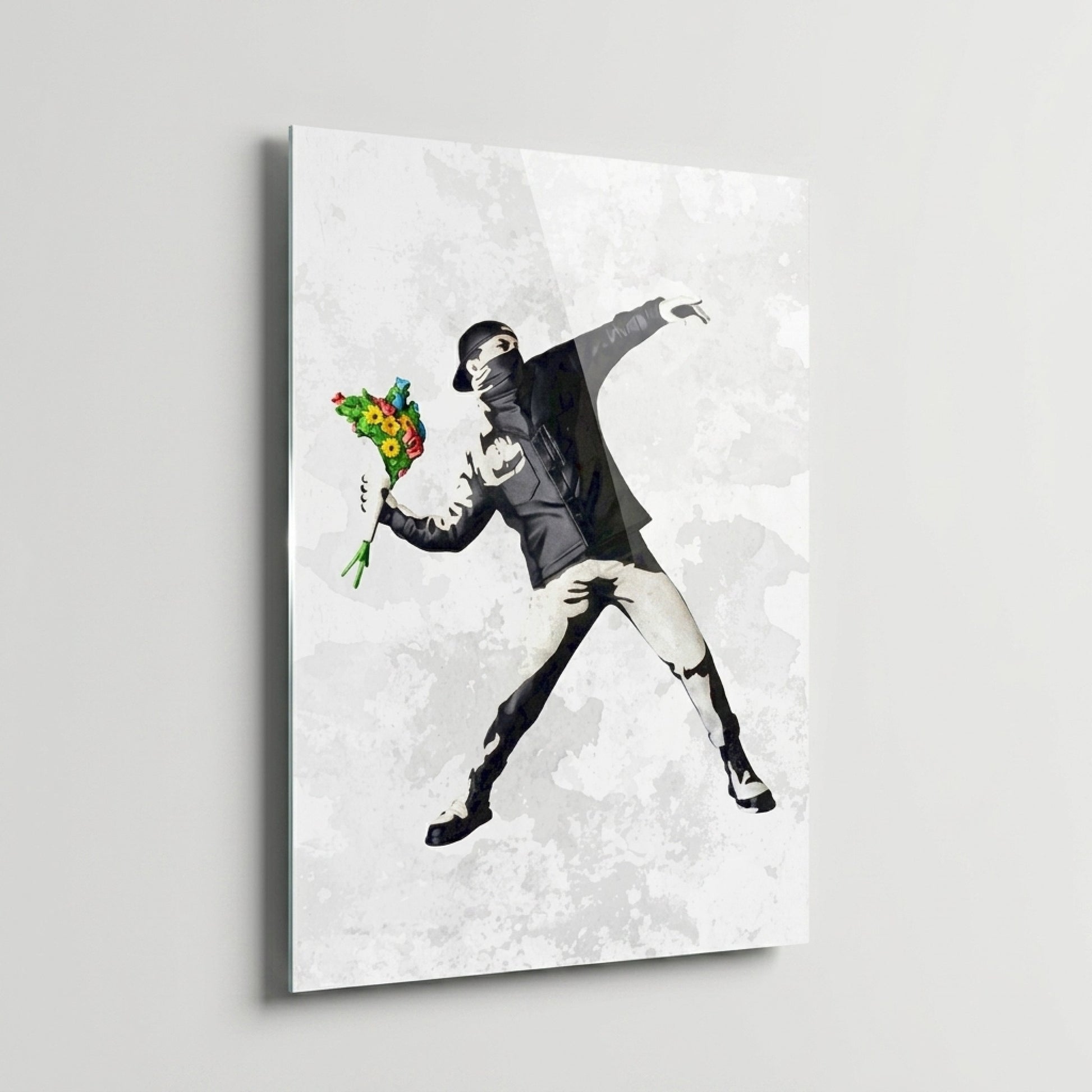 Banksy Çiçek Atan Siyah Beyaz Grafiti Sanatı Dikey Cam Tablo