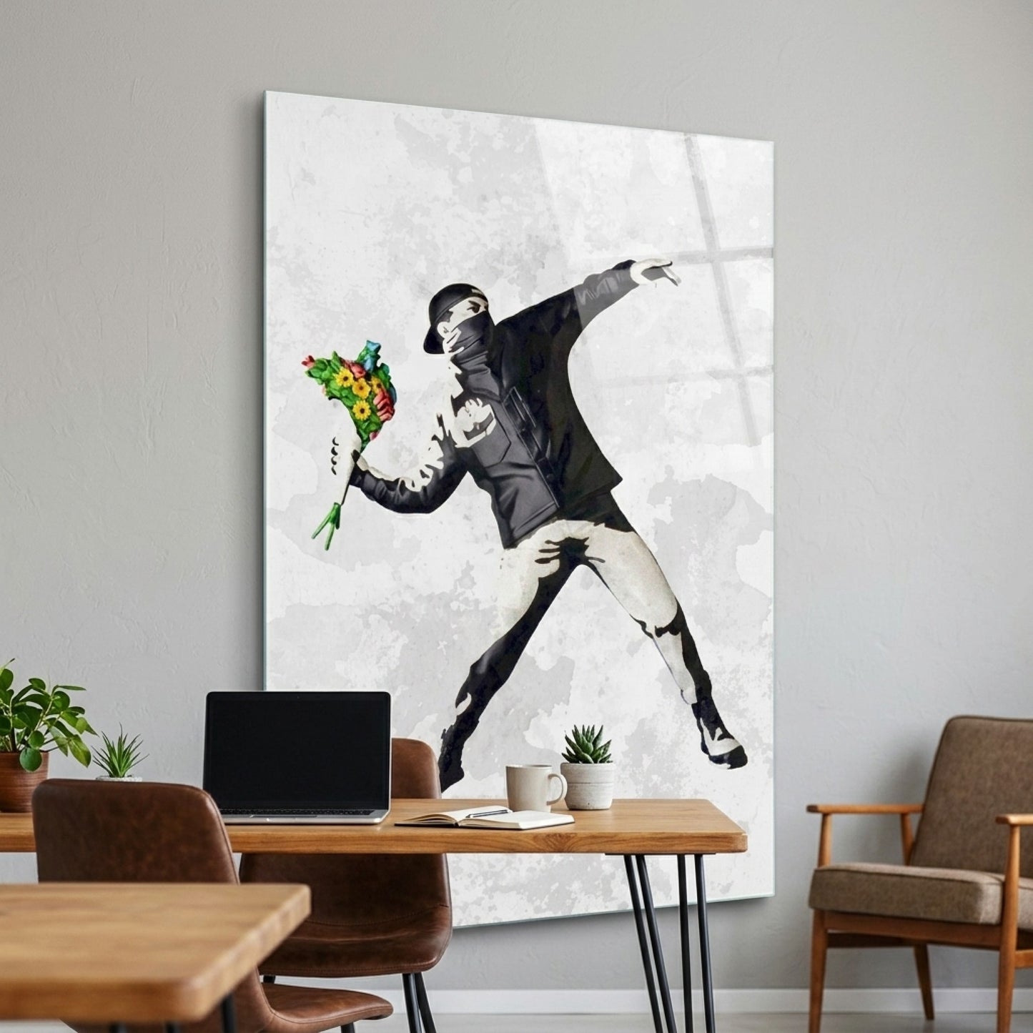Banksy Çiçek Atan Siyah Beyaz Grafiti Sanatı Dikey Cam Tablo