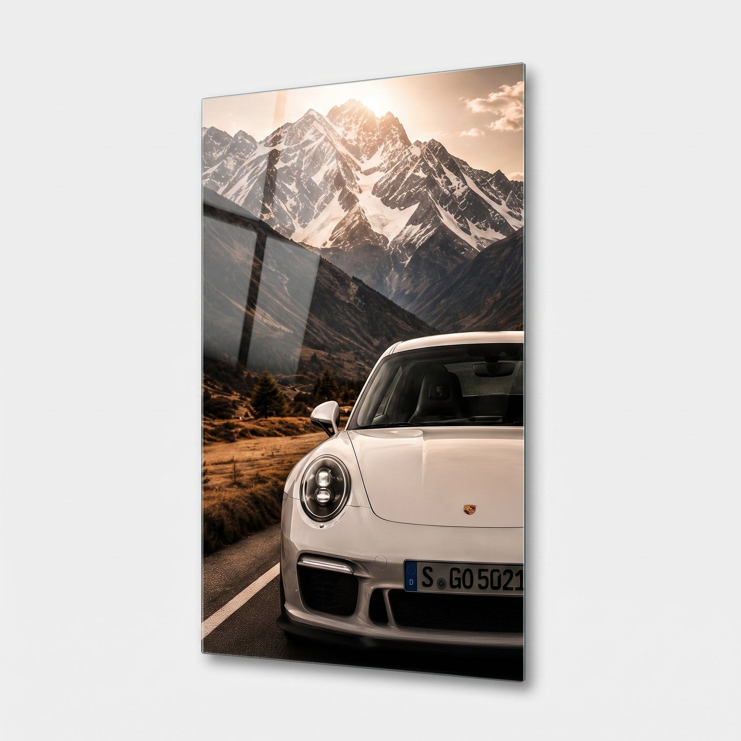 Porsche ve Karlı Dağ Manzarası Dikey Cam Tablo