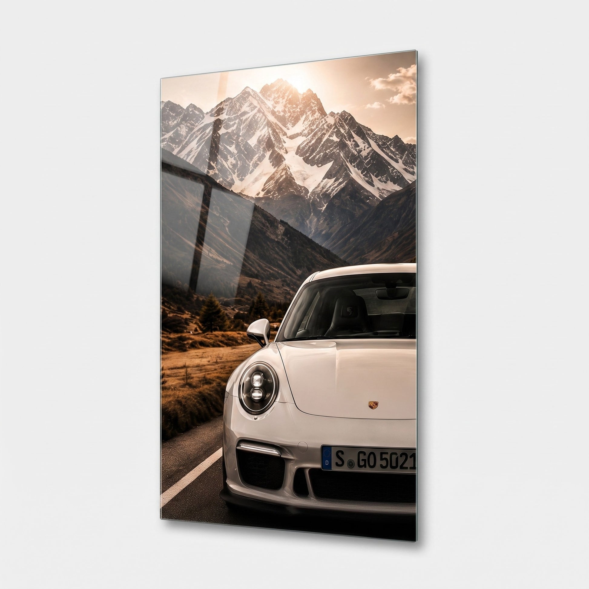 Porsche ve Karlı Dağ Manzarası Dikey Cam Tablo