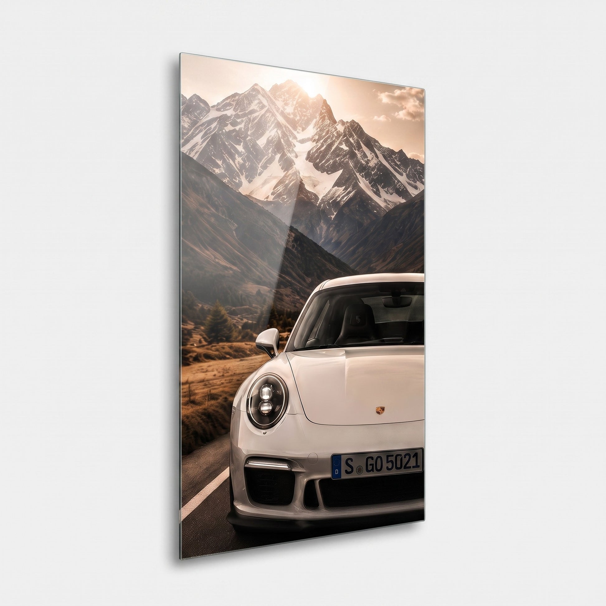 Porsche ve Karlı Dağ Manzarası Dikey Cam Tablo