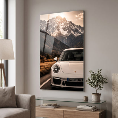 Porsche ve Karlı Dağ Manzarası Dikey Cam Tablo
