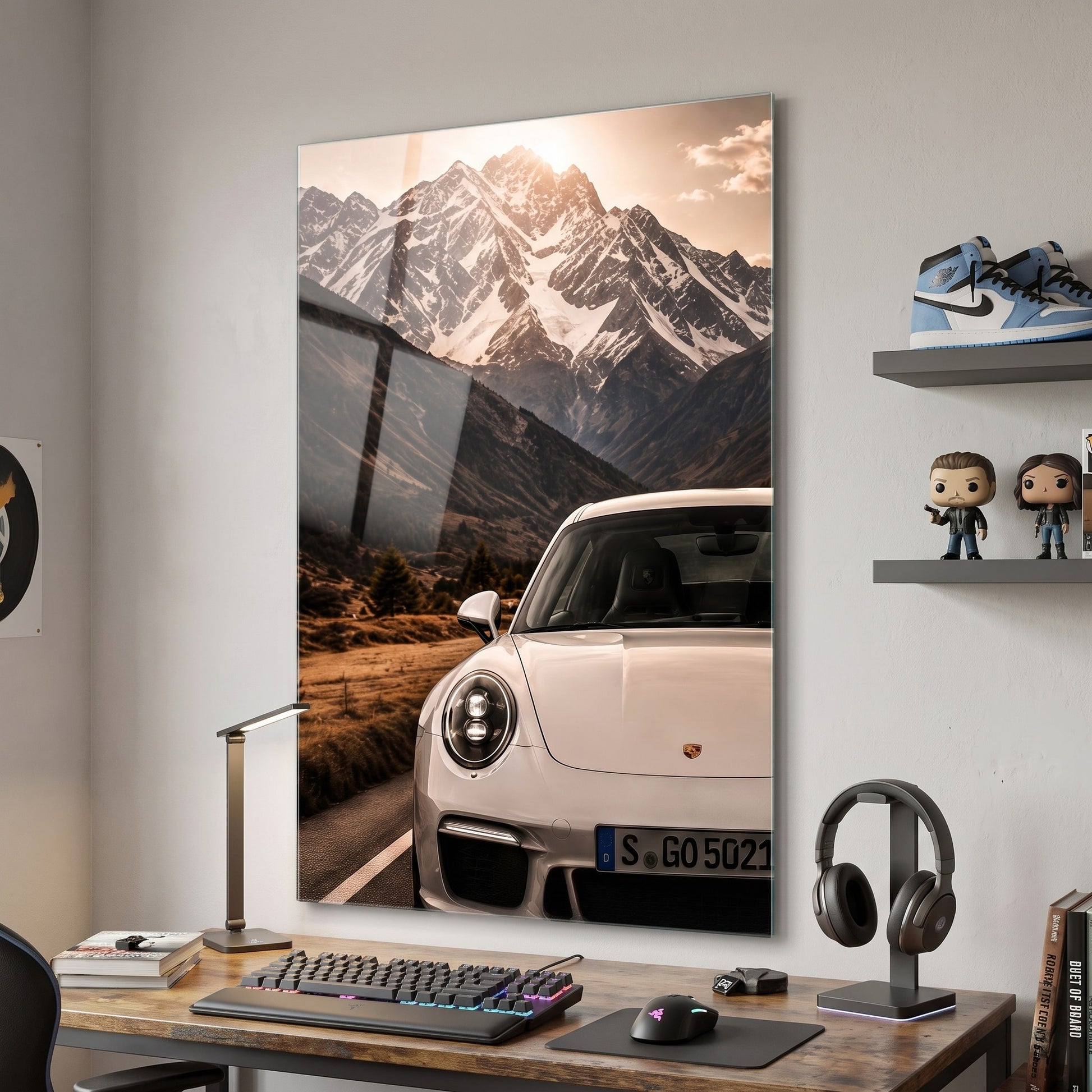 Porsche ve Karlı Dağ Manzarası Dikey Cam Tablo