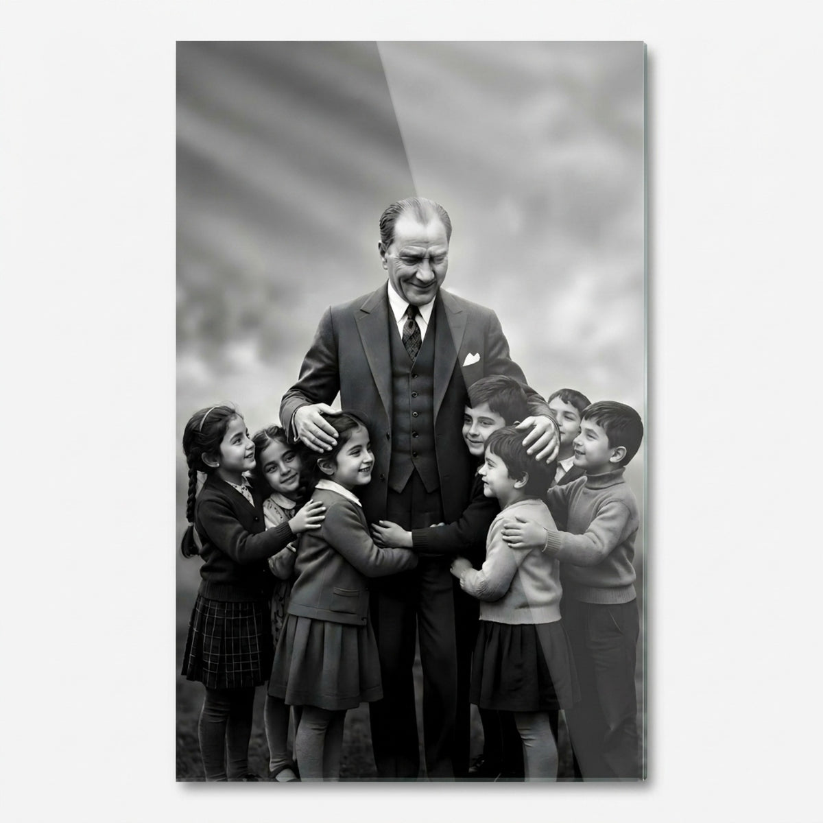 Atatürk ve Sarılan Çocuklar Dikey Cam Tablo