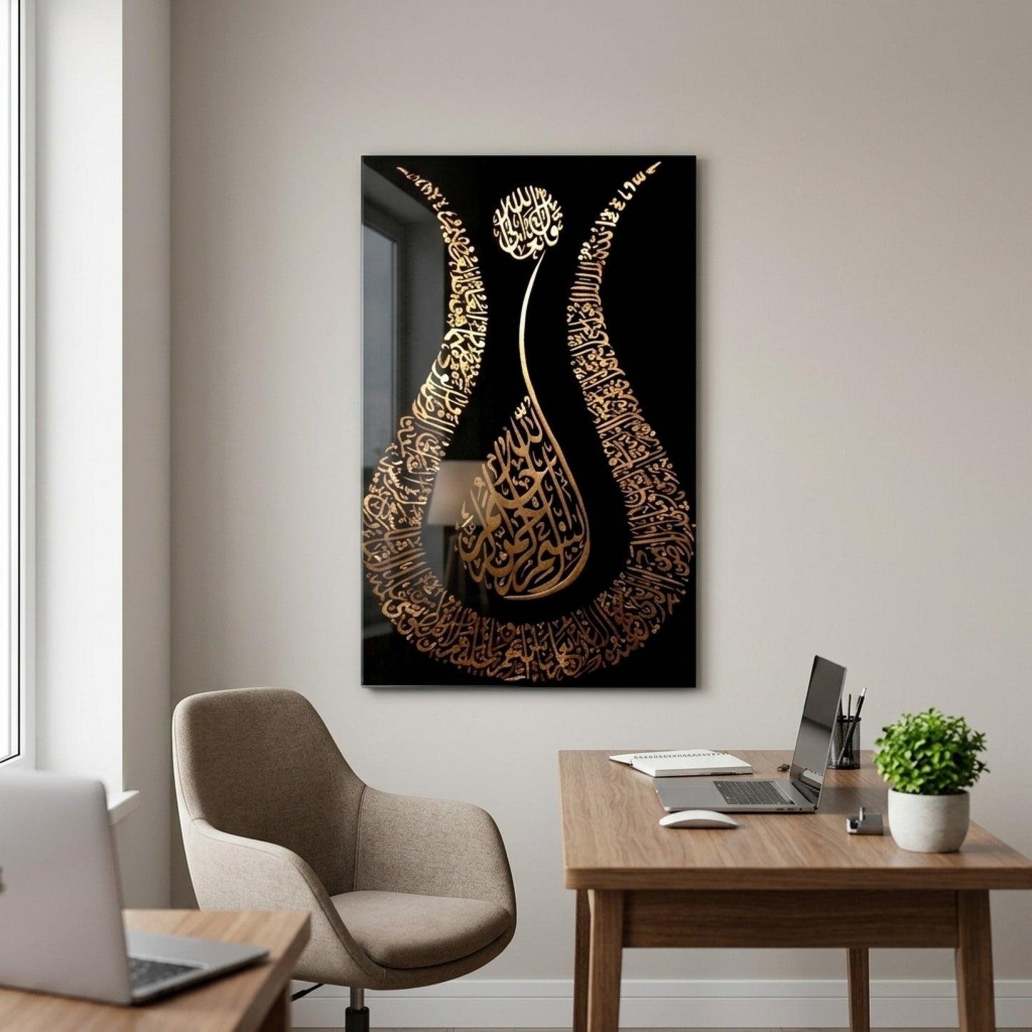 Altın Varaklı Lale Desenli İslami Kaligrafi Sanatı Dikey Cam Tablo