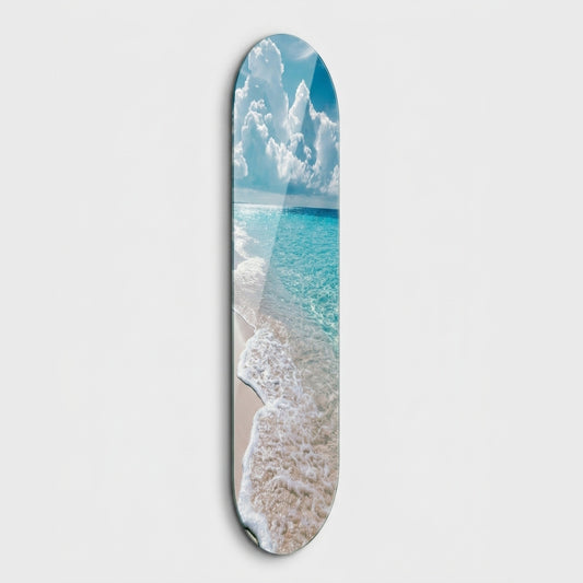 Turkuaz Deniz ve Beyaz Kumsal Manzaralı Skate Board Cam Tablo
