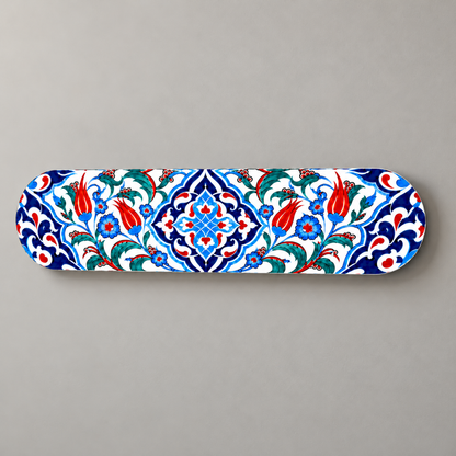Çini desenli cam tablonun yaklaşık 2 cm duvar mesafesi