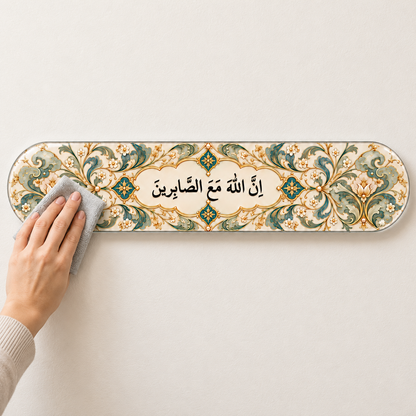 Pastel yeşil altın tezhipli sabır hat yazılı cam tablonun yumuşak mikrofiber bezle temizlenmesi