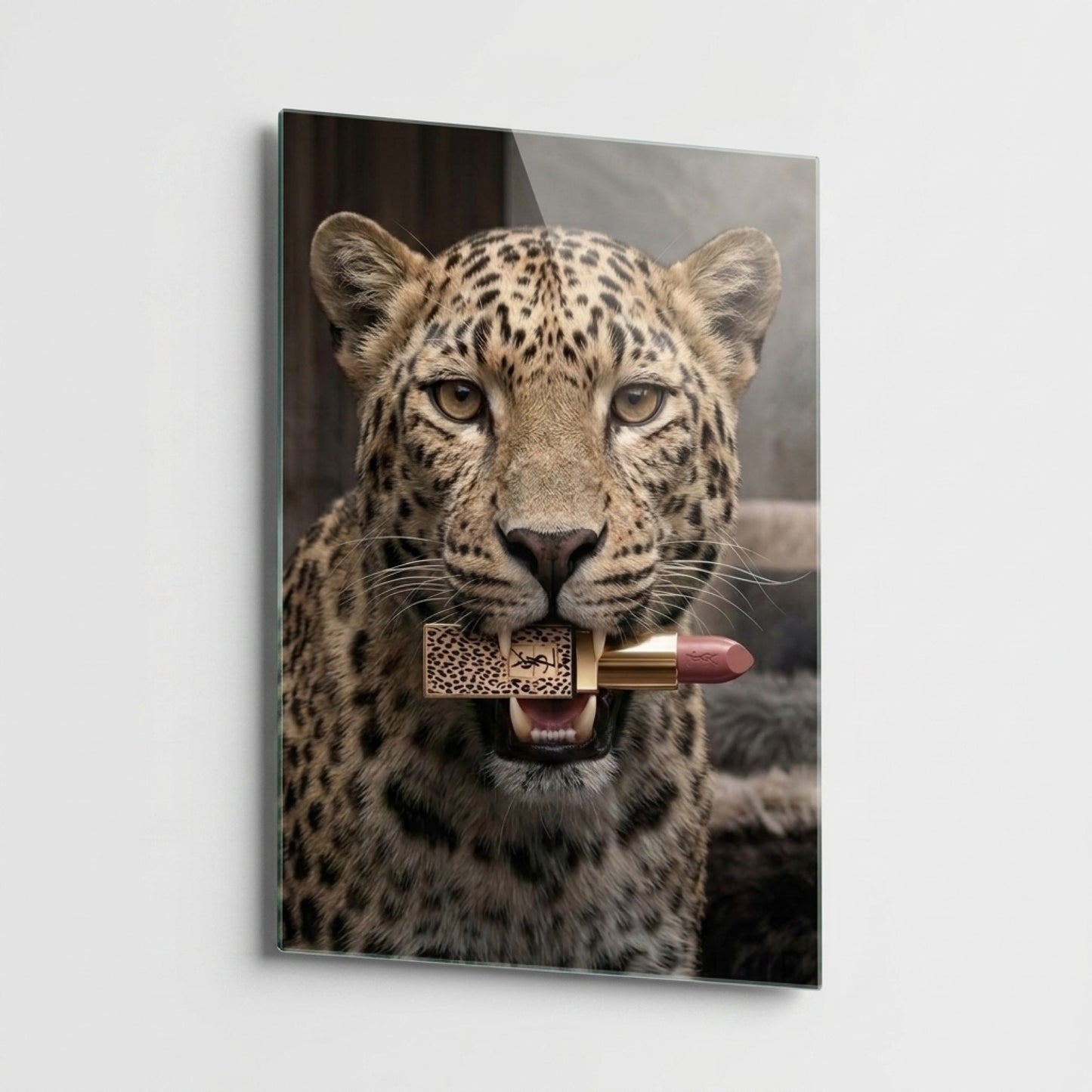 Leopar Desenli Lüks Ruj Taşıyan Vahşi Leopar Portresi Dikey Cam Tablo