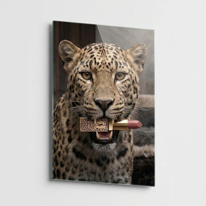 Leopar Desenli Lüks Ruj Taşıyan Vahşi Leopar Portresi Dikey Cam Tablo