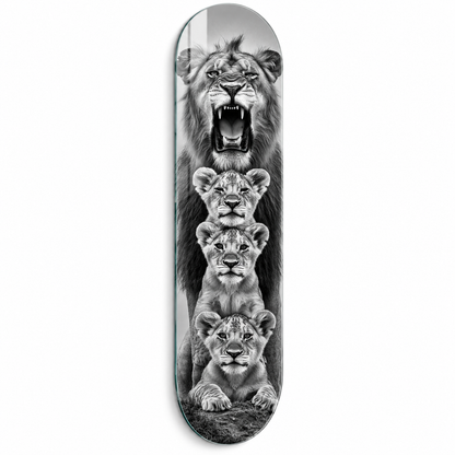 Kükreyen aslan ve yavruları Skate Board cam tablo - beyaz zemin