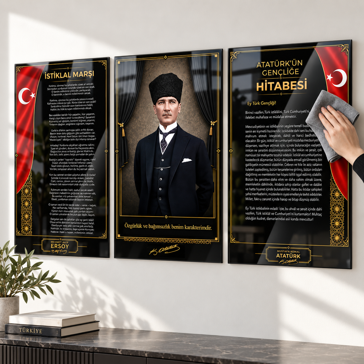 Atatürk Köşesi cam tablo mikrofiber bezle kolay temizlik
