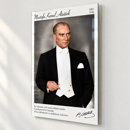 Atatürk’ün Zamansız Portresi Dikey Cam Tablo - Duvar mesafesi