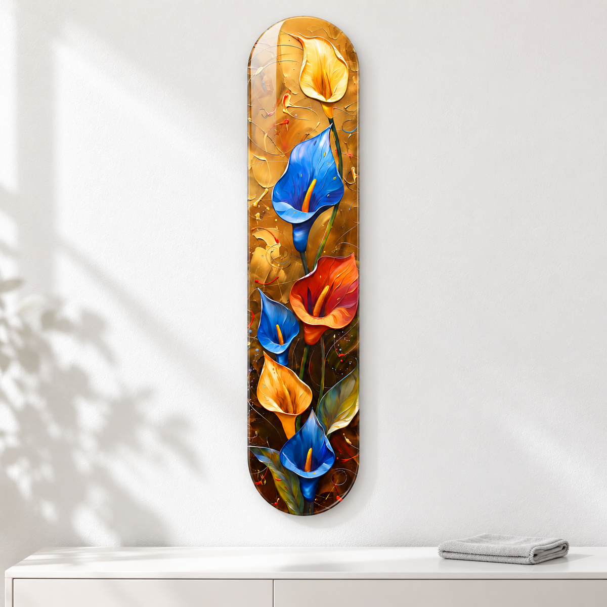 Altın Zeminde Renkli Gala Çiçekleri Dikey Skate Board Cam Tablo – Mikrofiber bezle bakım