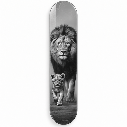 Aslan ve Yavrusu Dikey Skate Board Cam Tablo – Beyaz fonda ön görünüm