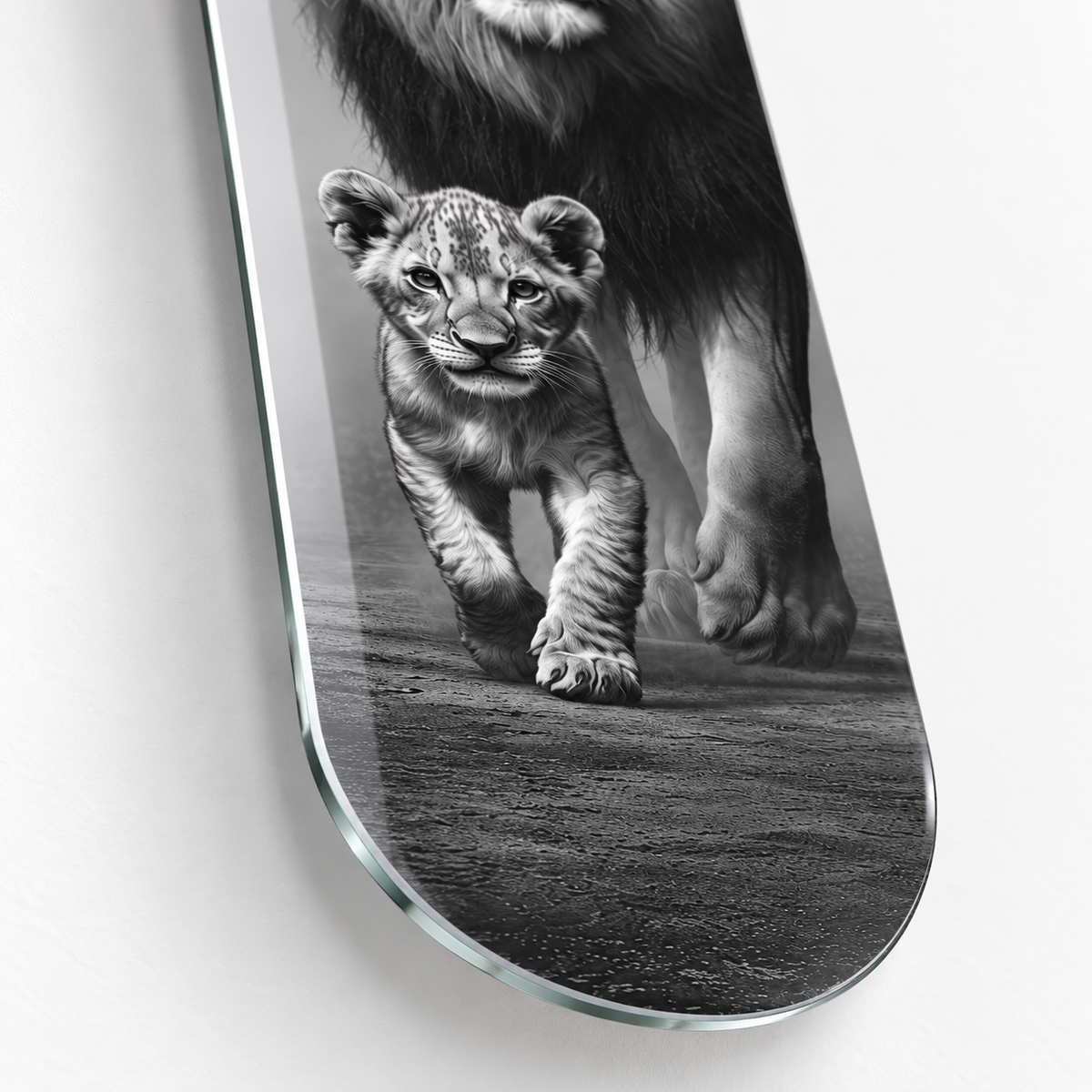 Aslan ve Yavrusu Dikey Skate Board Cam Tablo – Yuvarlatılmış cam kenar detayı