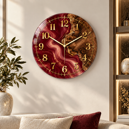 Bordo ve ahşap desenli gold cam duvar saatinin modern salonda görünümü