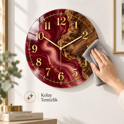 Bordo ve ahşap desenli gold cam saatin düz cam yüzeyinin mikrofiber bezle kolay temizlenmesi