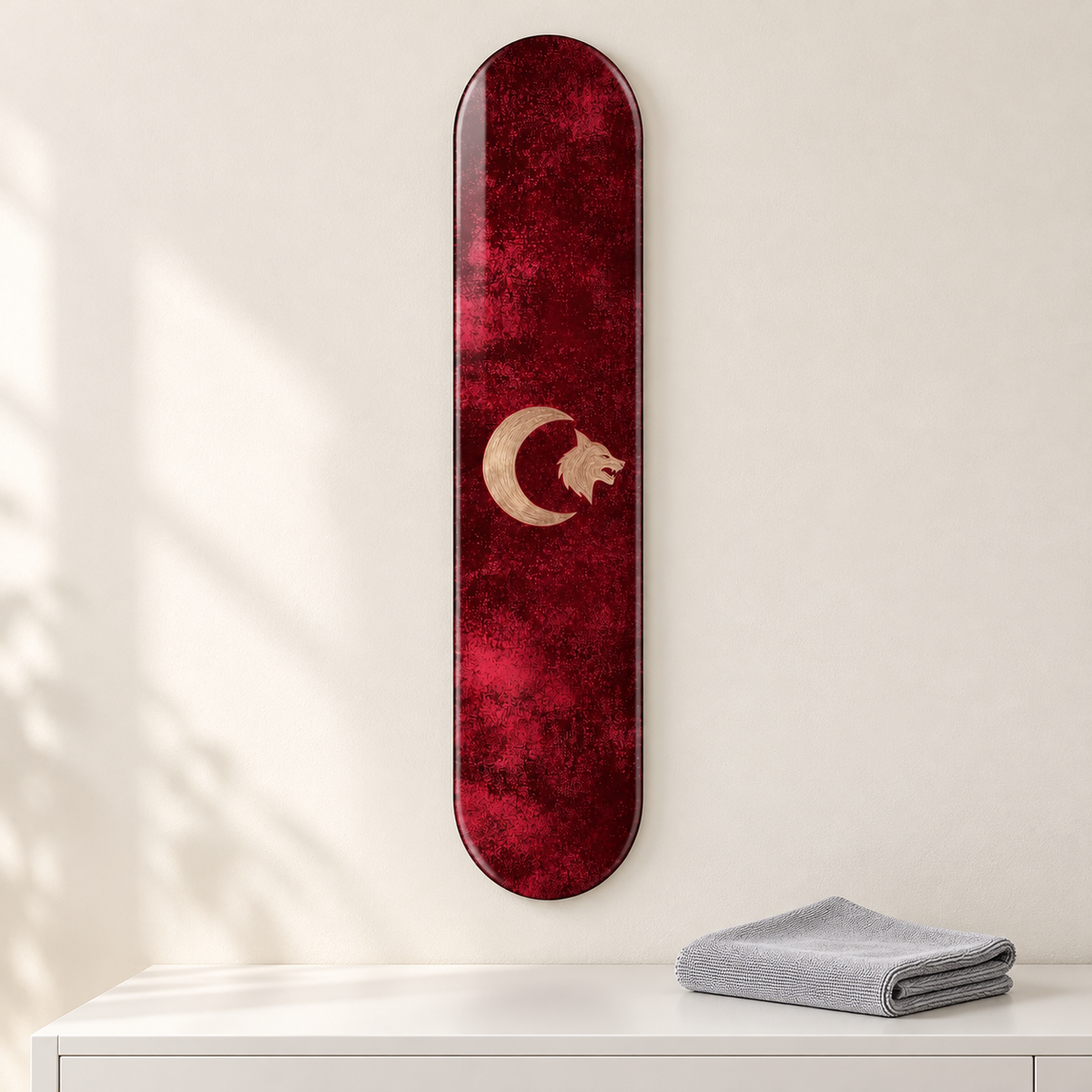 Bordo Zeminde Hilal ve Bozkurt Dikey Skate Board Cam Tablo – Mikrofiber bezle bakım