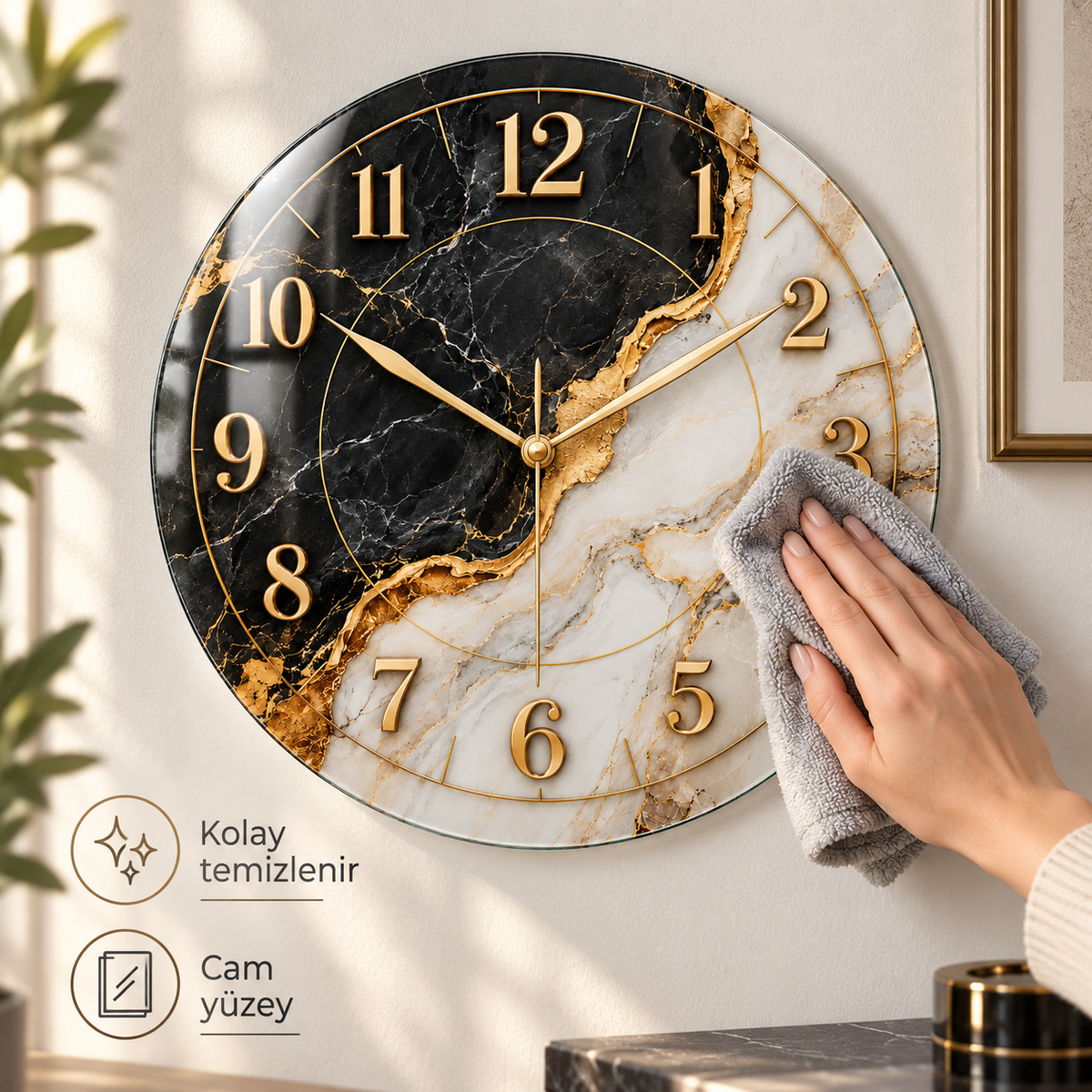 Siyah beyaz mermer desenli gold cam saatin mikrofiber bezle kolay temizlenmesi
