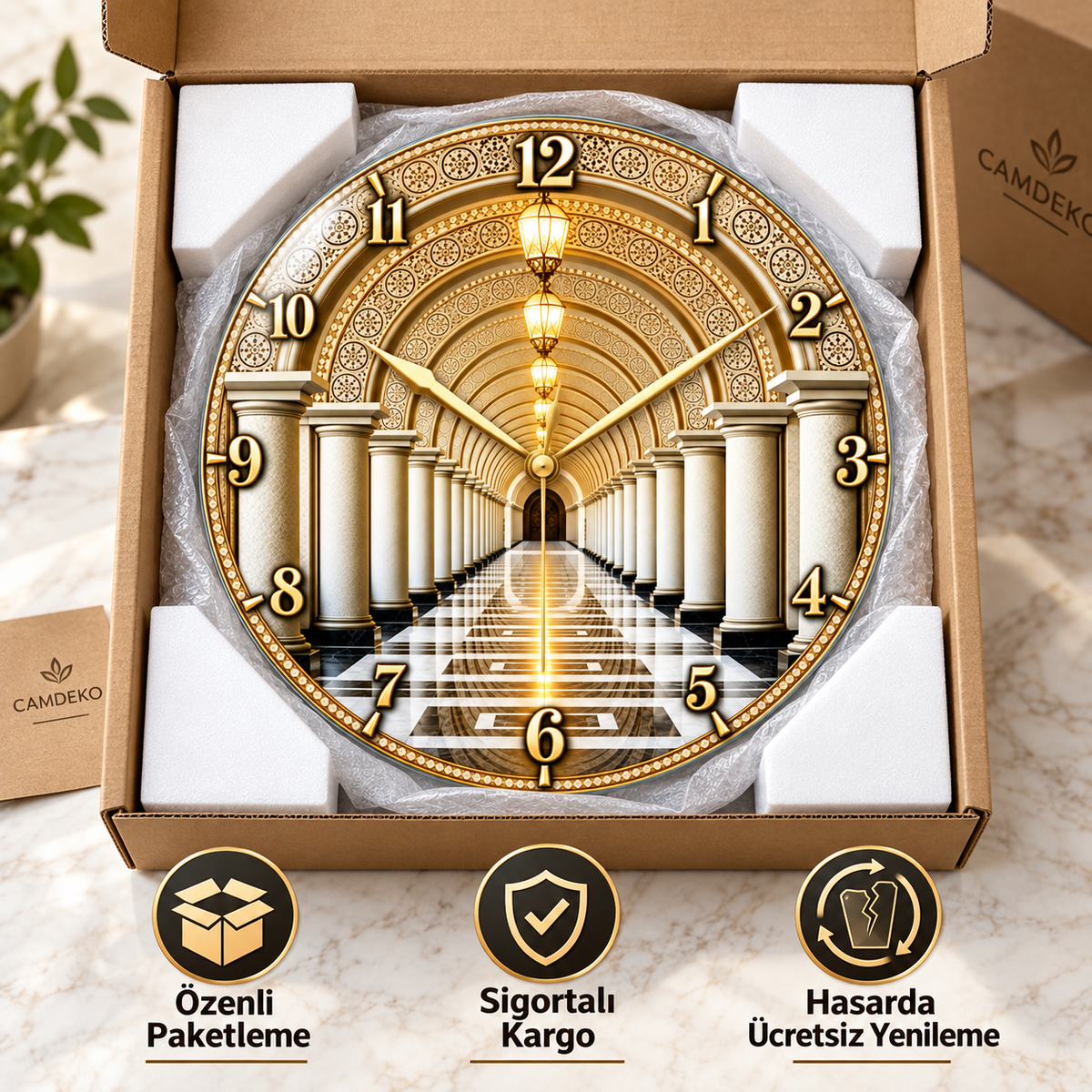 CAMDEKO gold koridor desenli cam saat; kraft kutu ve beyaz köşe koruyuculu paketleme, sigortalı kargo ve hasarda ücretsiz yenileme açıklamaları