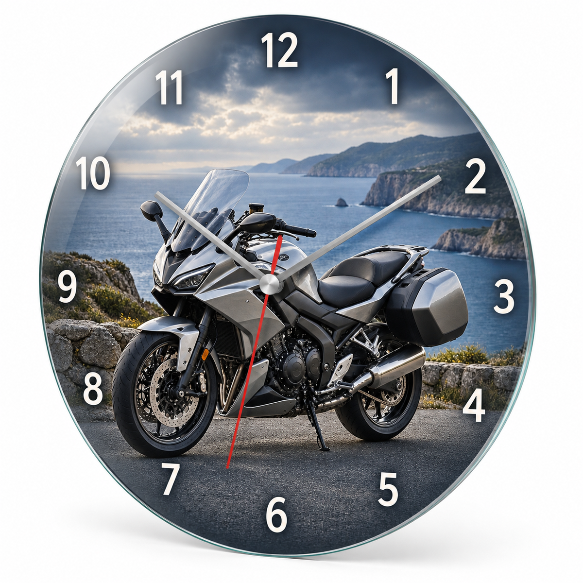 Gümüş touring motosiklet sahil manzaralı cam duvar saati beyaz zemin