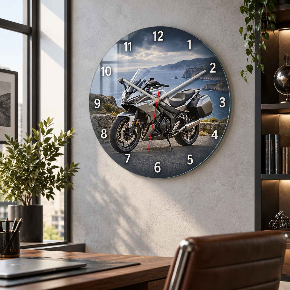 Gümüş touring motosiklet sahil manzaralı cam duvar saati premium ofis