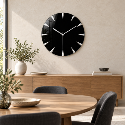 Gümüş kollu minimalist siyah cam duvar saati – Yemek odasında kullanım