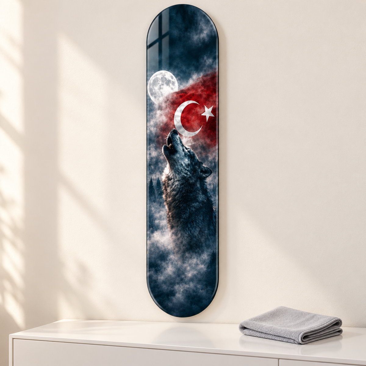 Dolunay ve Türk Bayrağı Altında Kurt Dikey Skate Board Cam Tablo – Mikrofiber bezle bakım