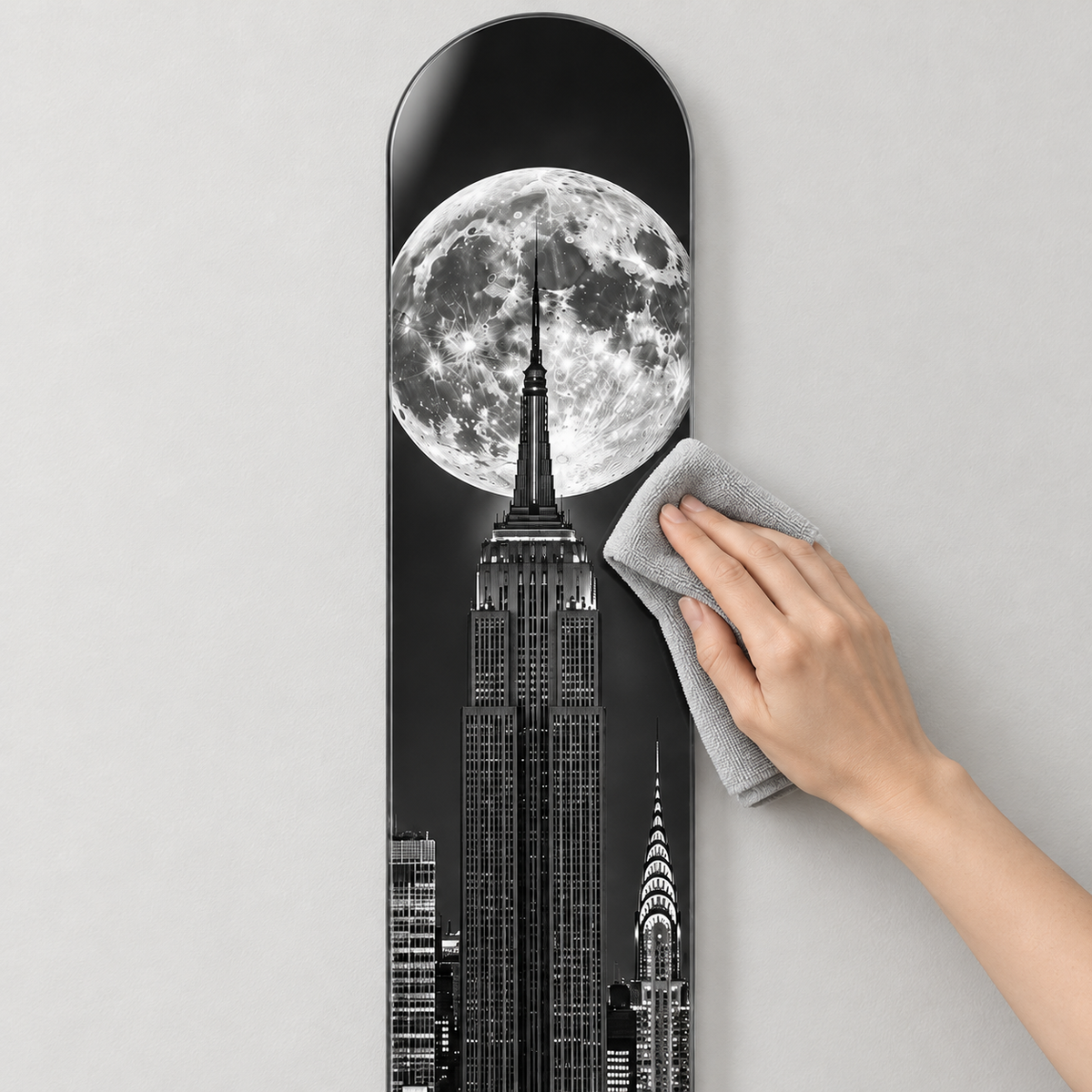 Dolunay ve New York Dikey Skate Board Cam Tablo — Mikrofiber bezle bakım