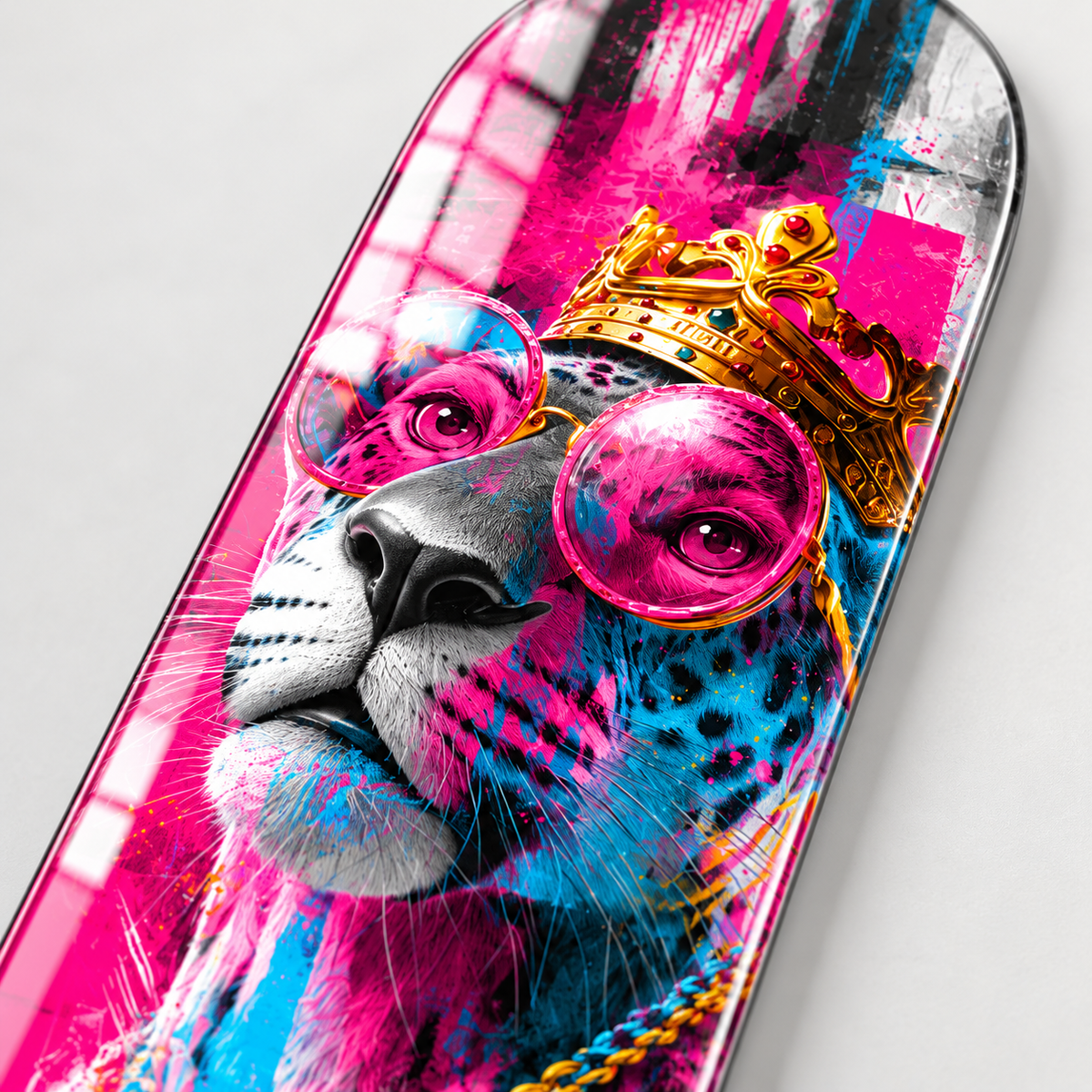 Altın Taçlı Pembe Gözlüklü Panter Dikey Skate Board Cam Tablo - baski-detayi