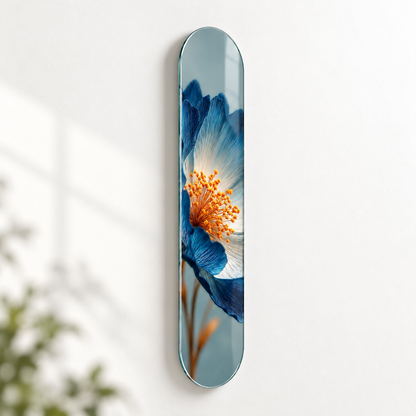 Mavi Beyaz Çiçek ve Altın Tohumlar Dikey Skate Board Cam Tablo - açılı duvar görünümü