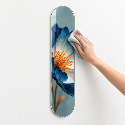 Mavi Beyaz Çiçek ve Altın Tohumlar Dikey Skate Board Cam Tablo - mikrofiber bezle temizlik