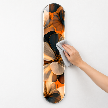 Turuncu Zeminde Krem ve Antrasit Çiçekler Dikey Skate Board Cam Tablo - mikrofiber bezle temizlik