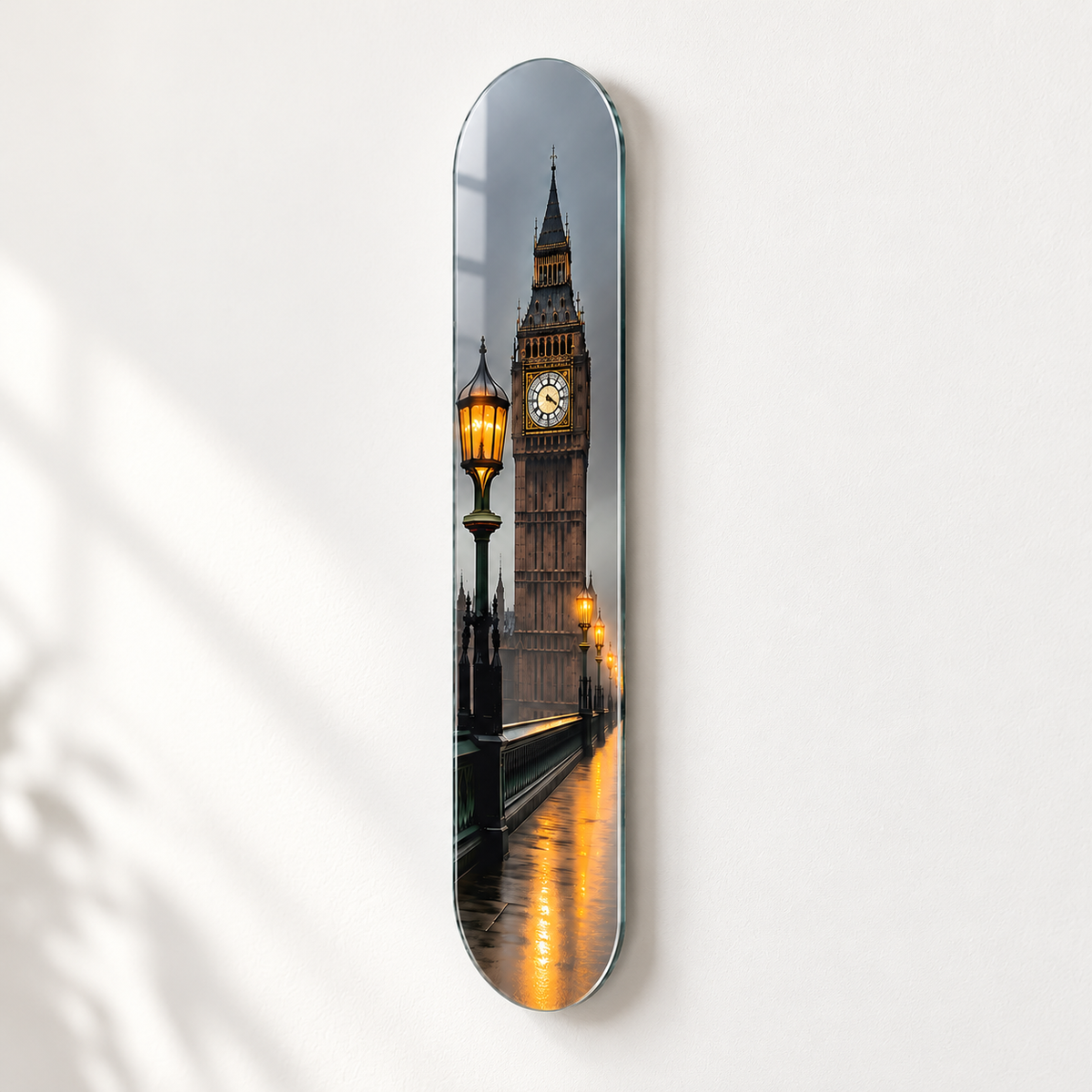 Sisli Londra Big Ben ve Sokak Lambaları Dikey Skate Board Cam Tablo - açılı duvar görünümü