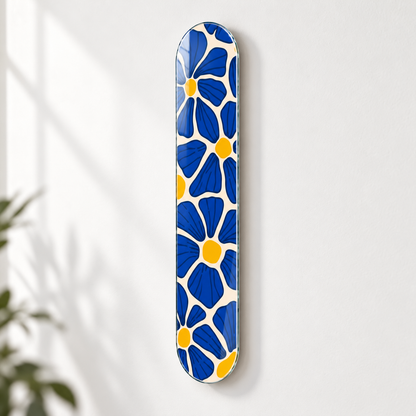 Krem Zeminde Kobalt Mavi Çiçekler Dikey Skate Board Cam Tablo - açılı duvar görünümü