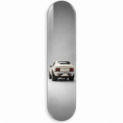 Gri Zeminde Beyaz Klasik Mustang Dikey Skate Board Cam Tablo – Beyaz vitrin