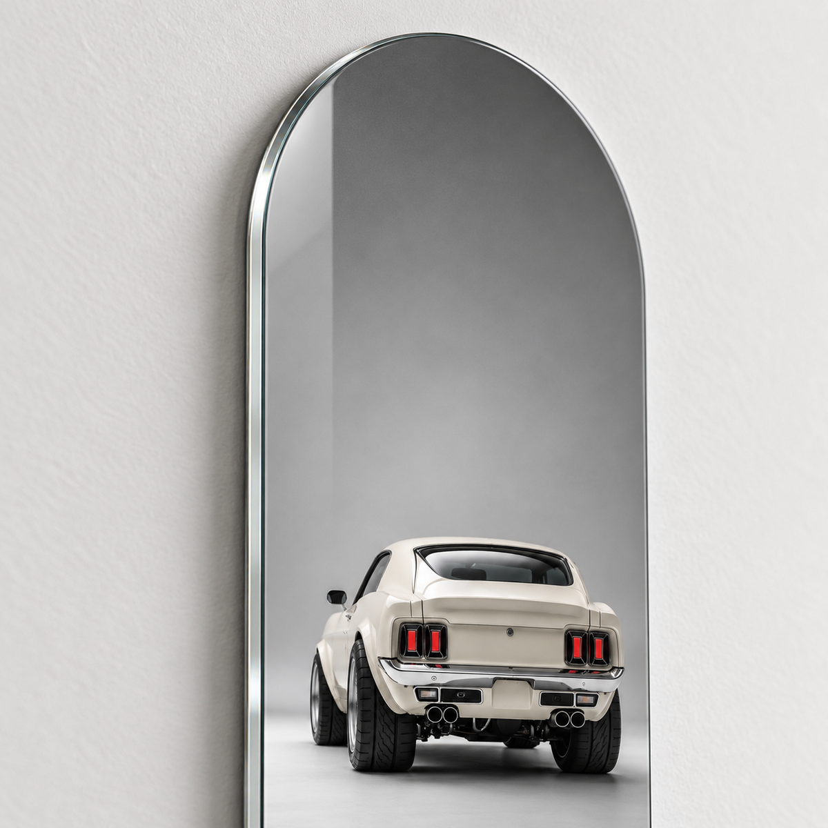 Gri Zeminde Beyaz Klasik Mustang Dikey Skate Board Cam Tablo – Yuvarlatılmış cam kenarı