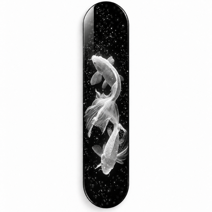 Işıltılı Beyaz Koi Balıkları Dikey Skate Board Cam Tablo – Beyaz fonda ön görünüm