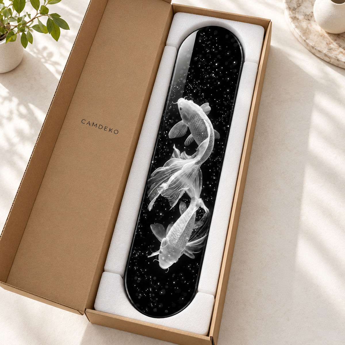 Işıltılı Beyaz Koi Balıkları Dikey Skate Board Cam Tablo – CAMDEKO ambalajı