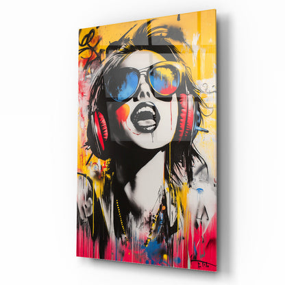 Pop Art Renkli Gözlüklü Kadın Cam Tablo