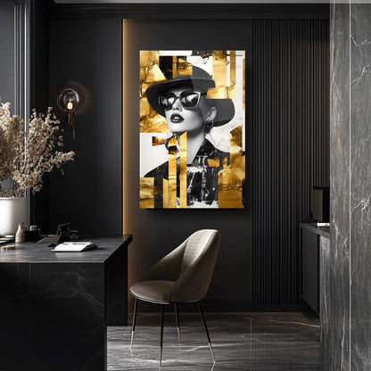 Gold Detay Şapkalı Kadın Cam Tablo