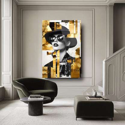 Gold Detay Şapkalı Kadın Cam Tablo