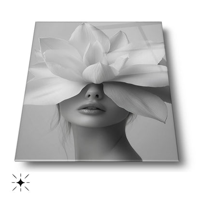 Beyaz Çiçekli Kadın Cam Tablo