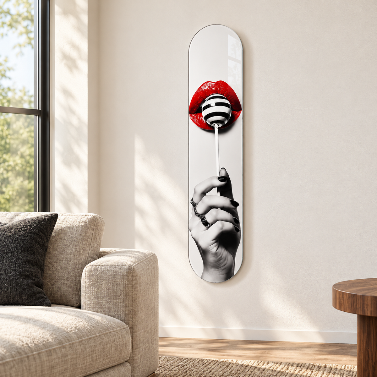 Kırmızı Dudak ve Çizgili Lolipop Dikey Skate Board Cam Tablo – Salonda görünüm