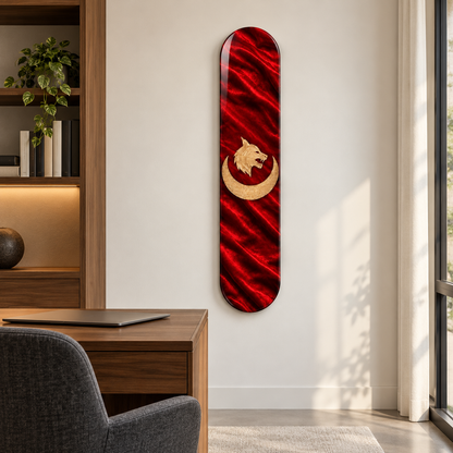 Kırmızı Saten Hilal ve Bozkurt Dikey Skate Board Cam Tablo – Çalışma odasında görünüm