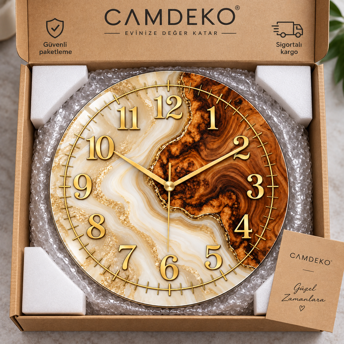 Krem ve ahşap görünümlü gold cam saatin CAMDEKO kraft kutuda güvenli paketlenmesi