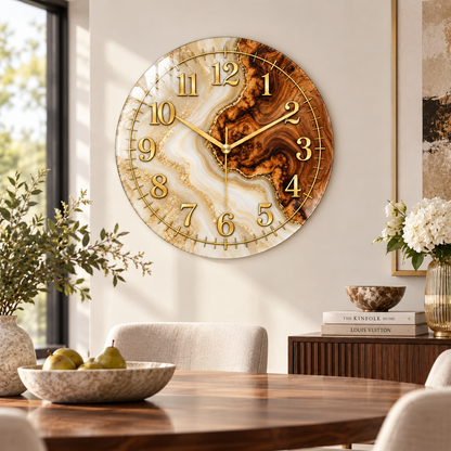 Krem ve ahşap görünümlü gold cam duvar saatinin modern yemek odasında görünümü